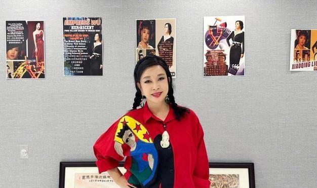 73岁刘晓庆和68岁妹妹出游！妹妹已老成奶奶了,她扎麻花辫像少女