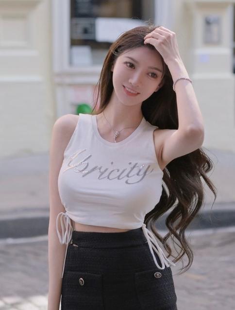 叶珂大量私密照曝光！泳装、透视装，胸大到托不住，黄晓明有福了