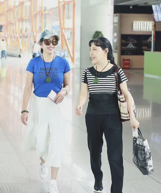 73岁刘晓庆和68岁妹妹出游！妹妹已老成奶奶了,她扎麻花辫像少女