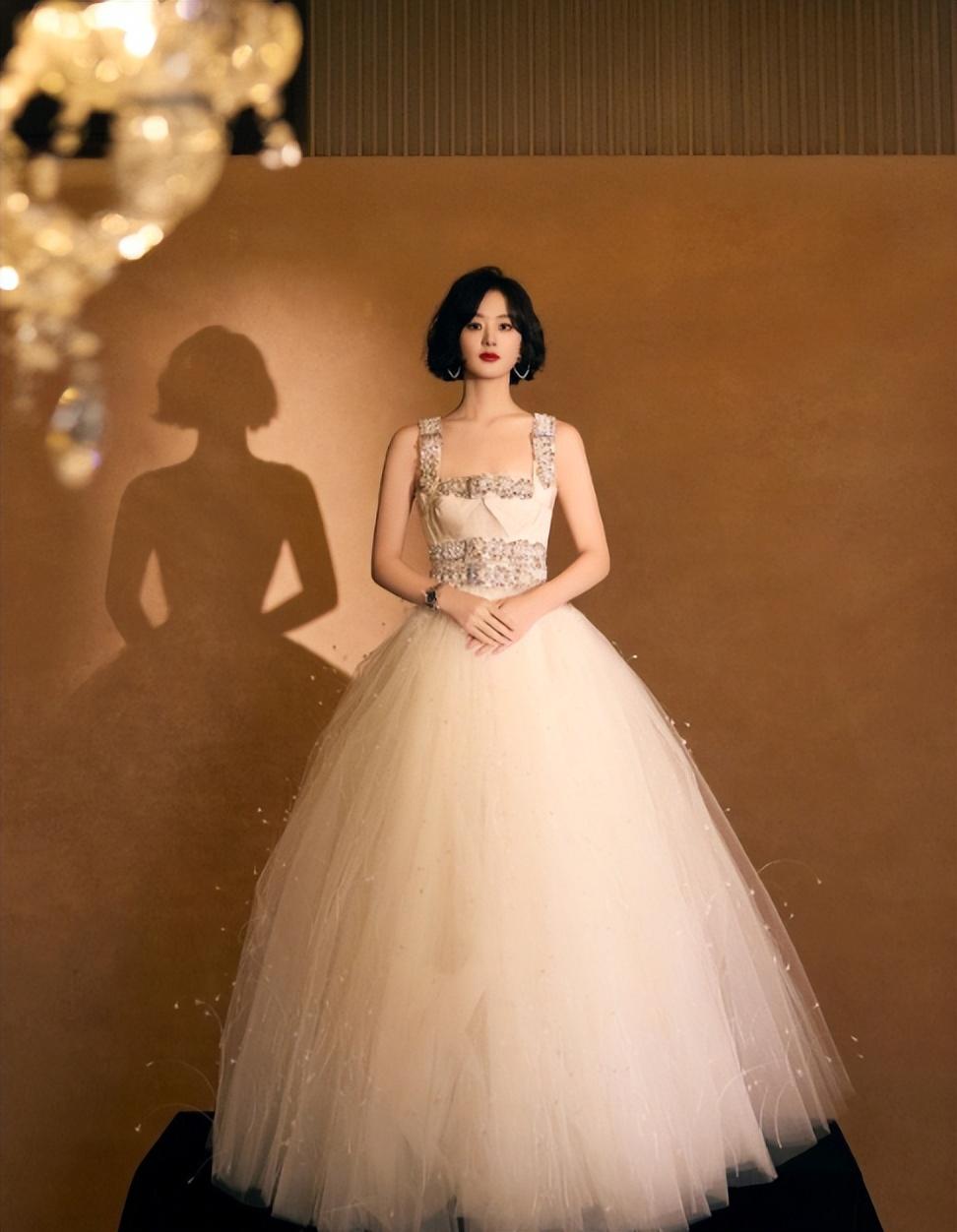 离婚3年后！37岁赵丽颖深夜发文，高调宣布喜讯，终于等到这一天