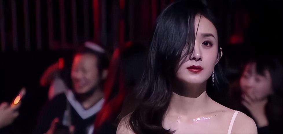 离婚3年后！37岁赵丽颖深夜发文，高调宣布喜讯，终于等到这一天