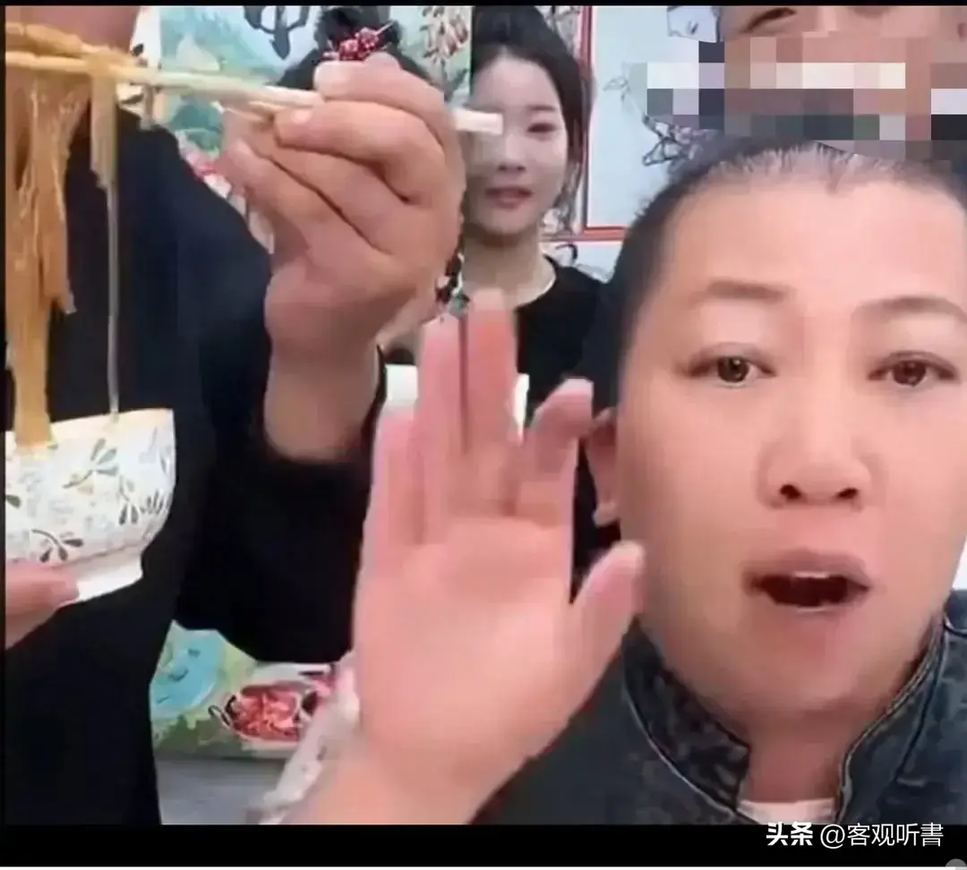 网红“真面目”有多可怕，东北雨姐人前憨厚，人后却是“黑大姐”