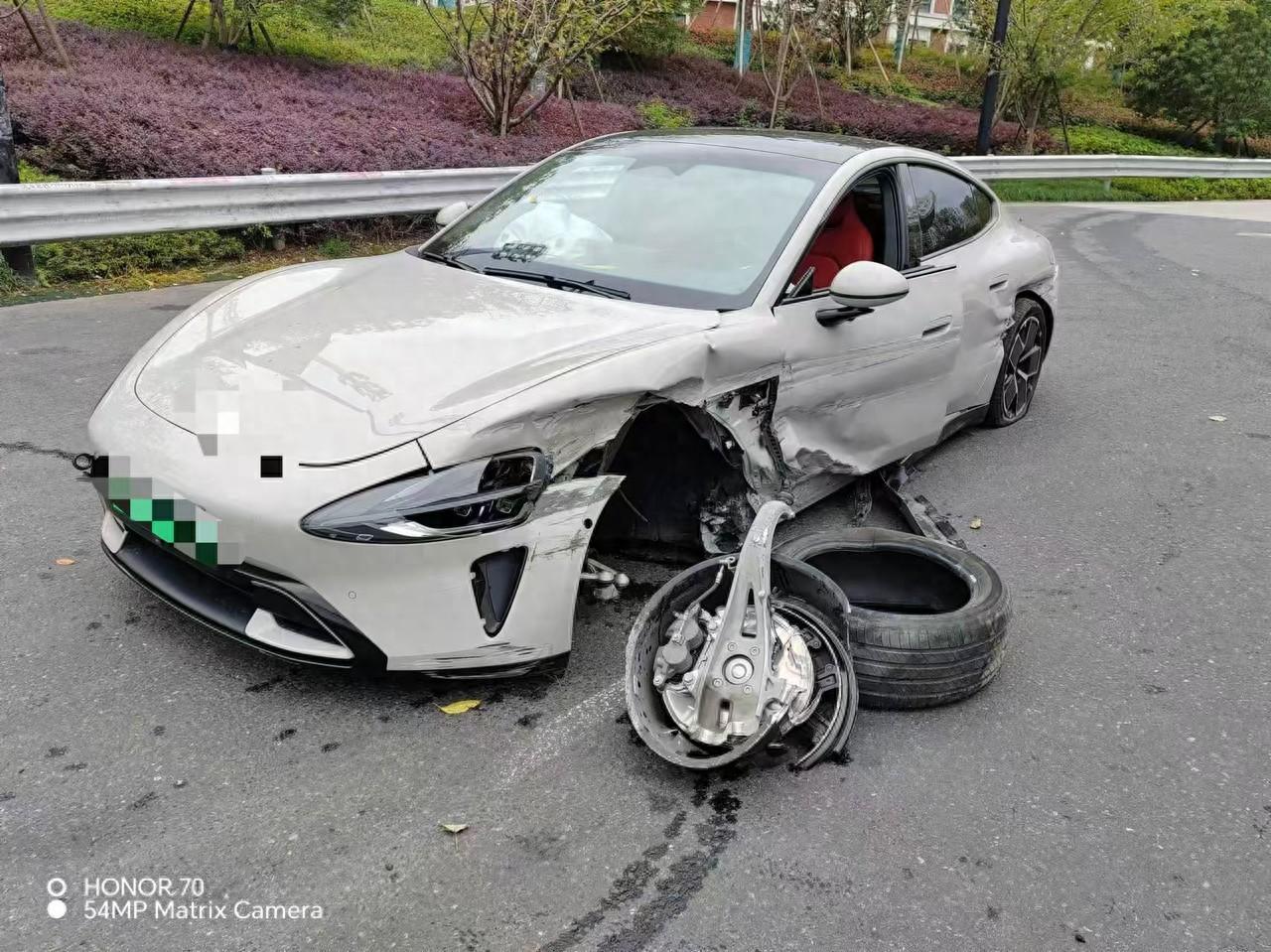 一上高速就撞护栏！开车过度依赖“智能”易出事