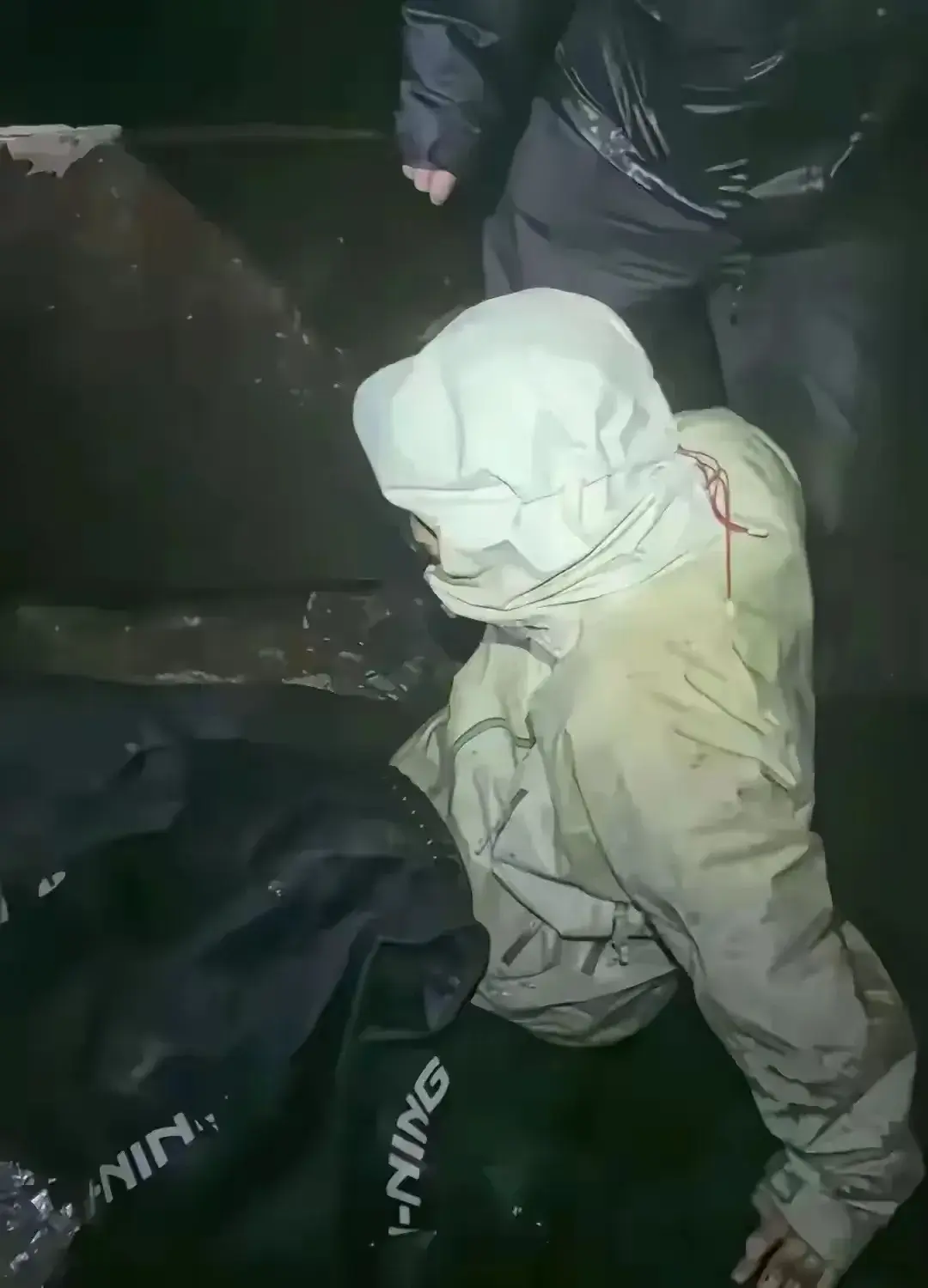 太惨了，西安情侣深夜冻死在山上，被找到时双眼圆睁 坚信人定胜天