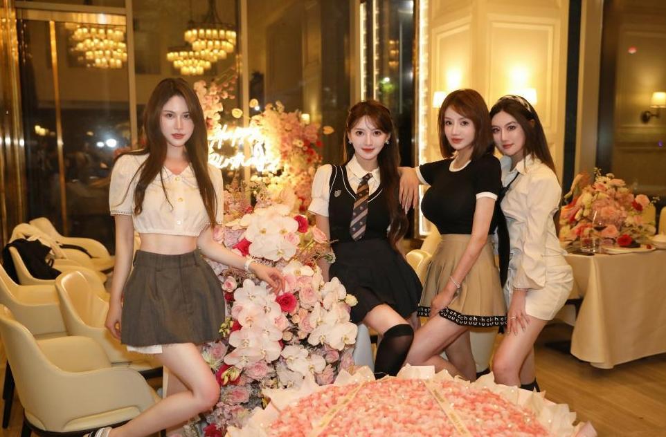 叶珂大量私密照曝光！泳装、透视装，胸大到托不住，黄晓明有福了