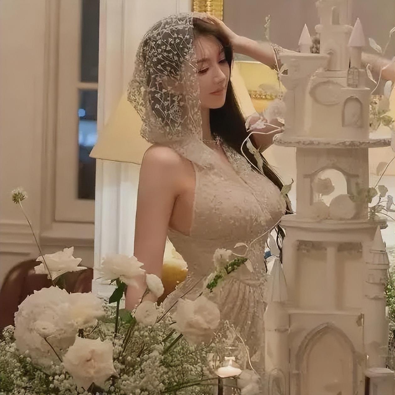 叶珂大量私密照曝光！泳装、透视装，胸大到托不住，黄晓明有福了