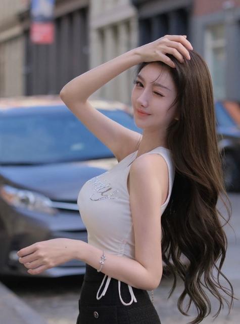 叶珂大量私密照曝光！泳装、透视装，胸大到托不住，黄晓明有福了