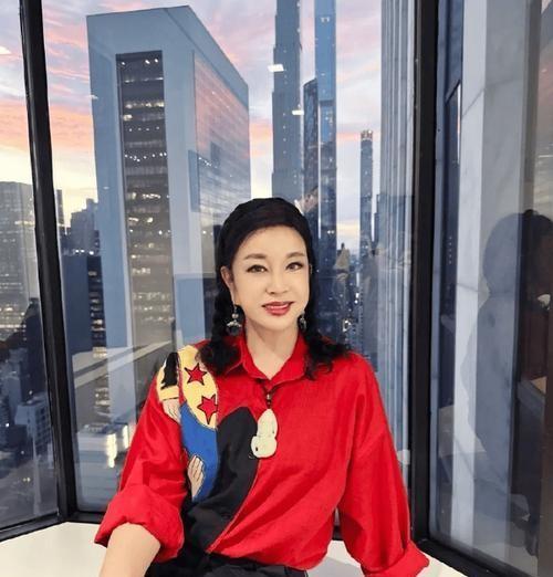 73岁刘晓庆和68岁妹妹出游！妹妹已老成奶奶了,她扎麻花辫像少女