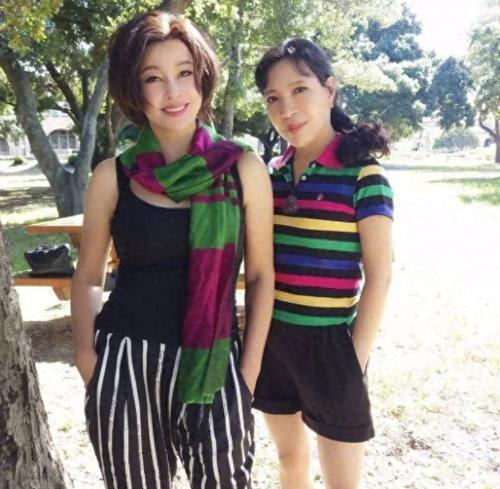 73岁刘晓庆和68岁妹妹出游！妹妹已老成奶奶了,她扎麻花辫像少女