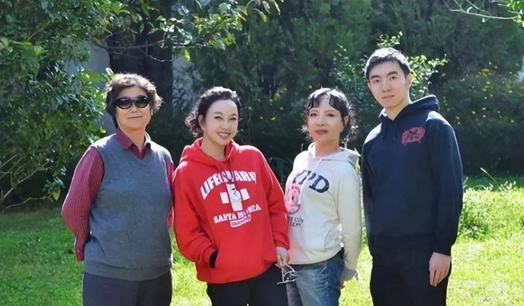 73岁刘晓庆和68岁妹妹出游！妹妹已老成奶奶了,她扎麻花辫像少女