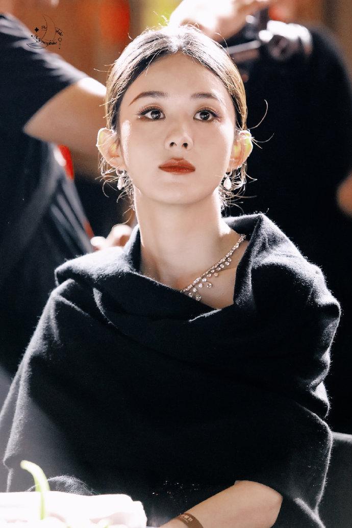 离婚3年后！37岁赵丽颖深夜发文，高调宣布喜讯，终于等到这一天