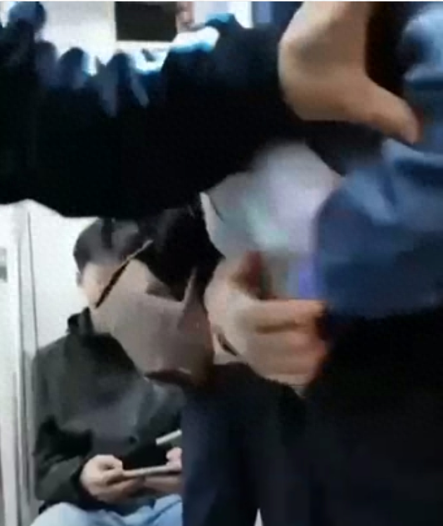 老人辱骂强拉孕妇要求让座？目击者称“全车厢人保护孕妇”，南京地铁回应