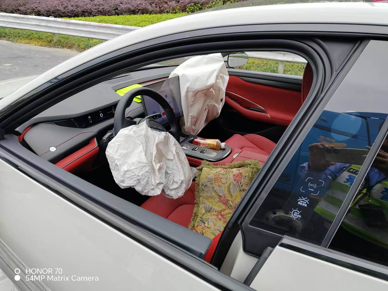 一上高速就撞护栏！开车过度依赖“智能”易出事