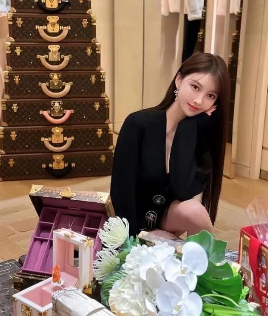 叶珂大量私密照曝光！泳装、透视装，胸大到托不住，黄晓明有福了