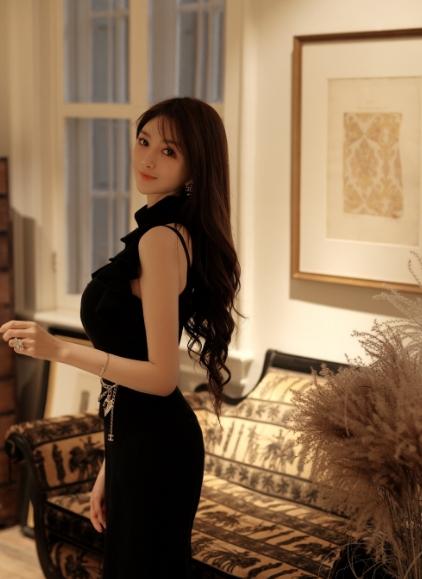 叶珂大量私密照曝光！泳装、透视装，胸大到托不住，黄晓明有福了