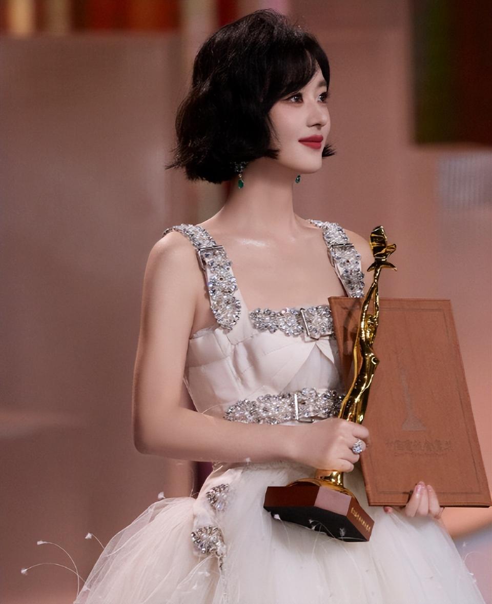 离婚3年后！37岁赵丽颖深夜发文，高调宣布喜讯，终于等到这一天