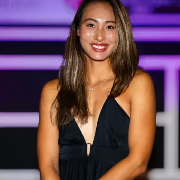 22岁郑钦文穿紧身裤被热议，网友直呼羞耻感满满