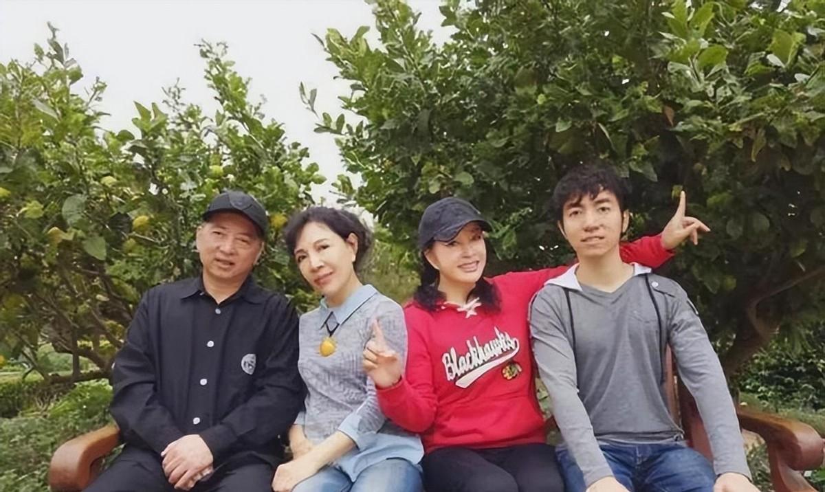 73岁刘晓庆和68岁妹妹出游！妹妹已老成奶奶了,她扎麻花辫像少女