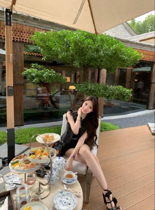 叶珂大量私密照曝光！泳装、透视装，胸大到托不住，黄晓明有福了