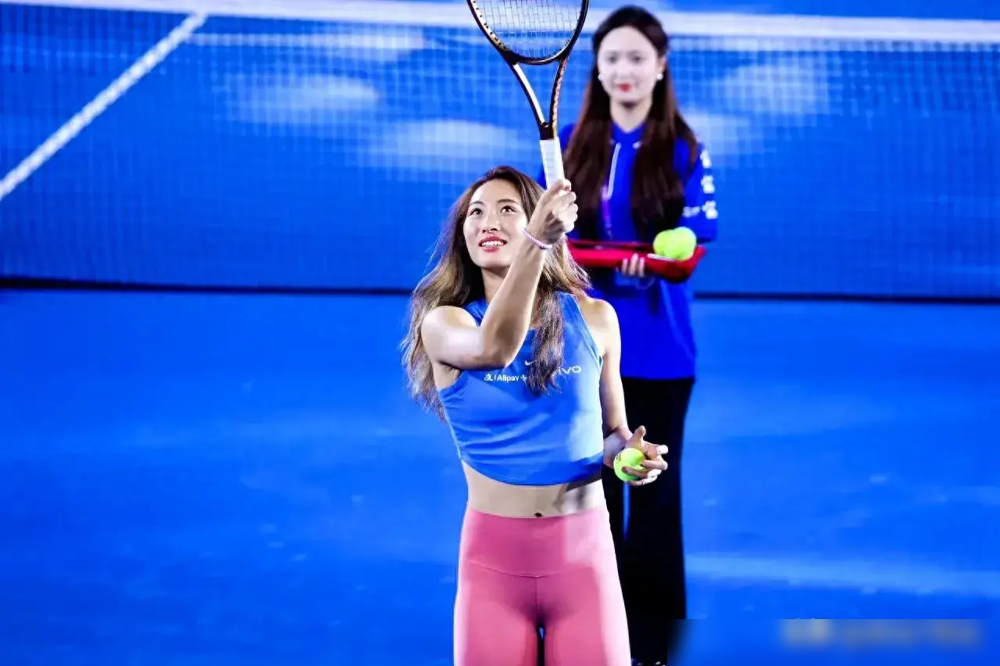 22岁郑钦文穿紧身裤被热议，网友直呼羞耻感满满