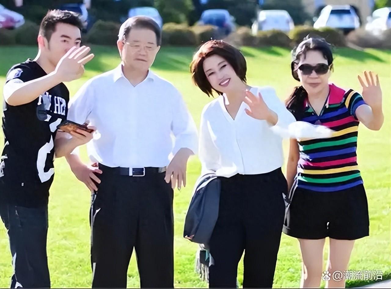 73岁刘晓庆和68岁妹妹出游！妹妹已老成奶奶了,她扎麻花辫像少女