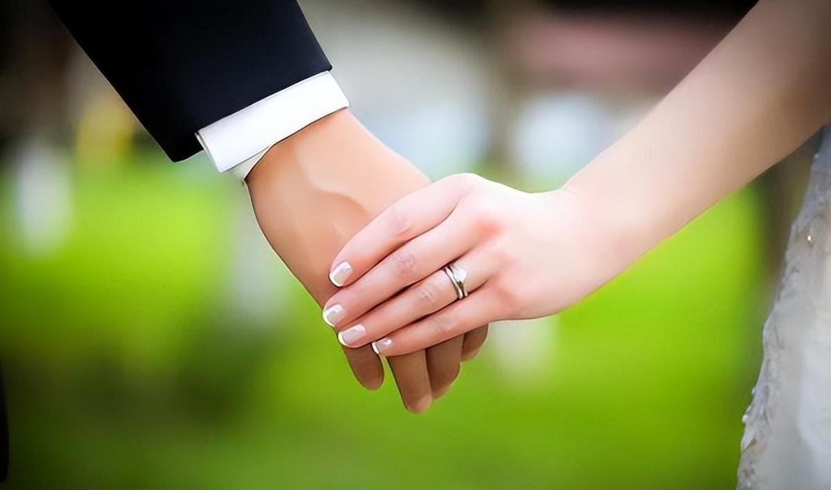 绍兴一女护士婚内出轨，丈夫送锦旗亲自致谢，多张高清照片曝光！