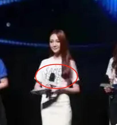 叶珂大量私密照曝光！泳装、透视装，胸大到托不住，黄晓明有福了