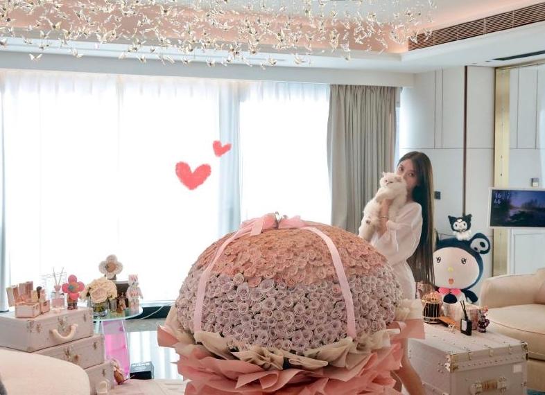 叶珂大量私密照曝光！泳装、透视装，胸大到托不住，黄晓明有福了